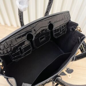 【AT4042】🖤✨ Hermès エルメスバーキンスタイル ブラックの光沢のあるクロコエンボスハンドバッグ ゴールドのバックルデザイン
