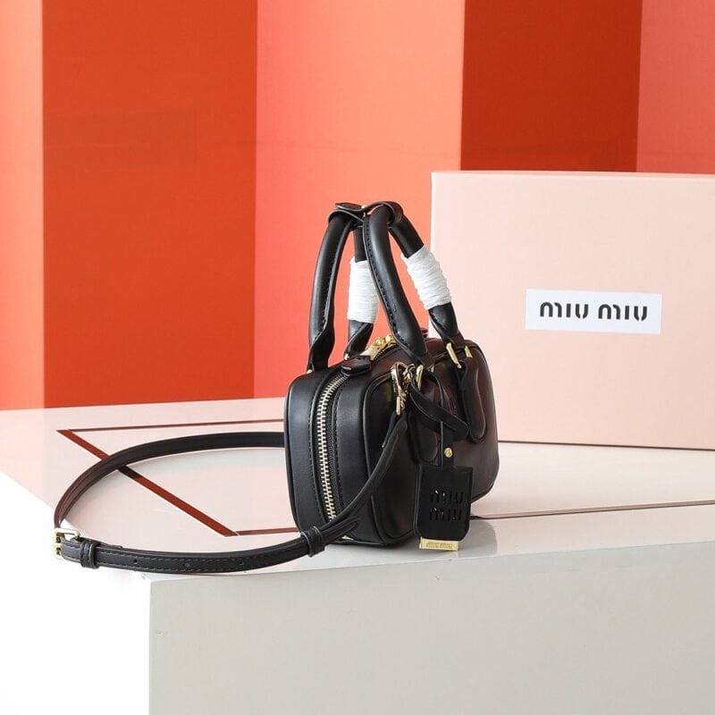 【AT4071】✨MIU MIU クラシックミニハンドバッグ・ブラック🖤 ミニマルでエレガント・軽量でどんなスタイルにもマッチ・イタリア風スタイル