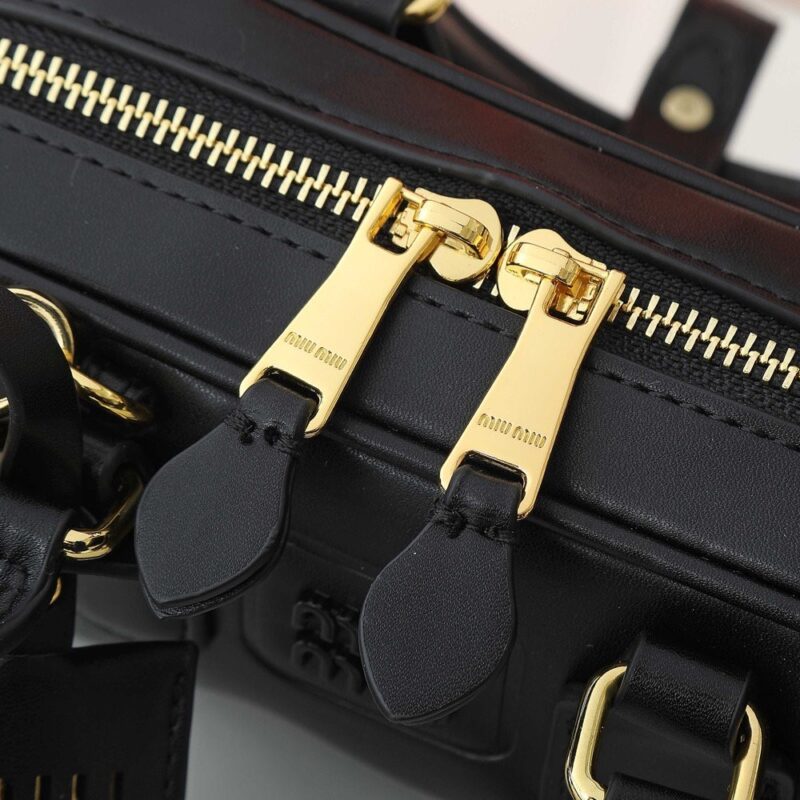 【AT4071】✨MIU MIU クラシックミニハンドバッグ・ブラック🖤 ミニマルでエレガント・軽量でどんなスタイルにもマッチ・イタリア風スタイル