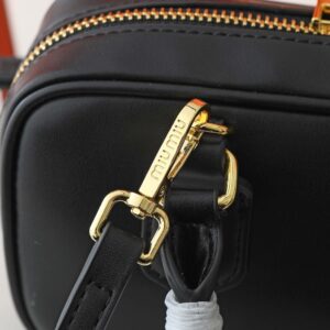 【AT4071】✨MIU MIU クラシックミニハンドバッグ・ブラック🖤 ミニマルでエレガント・軽量でどんなスタイルにもマッチ・イタリア風スタイル
