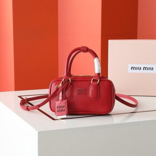【AT4072】❤️MIU MIU レッドクラシックロゴ ミニハンドバッグ | イタリアンエレガンス 精巧なお出かけ🎀