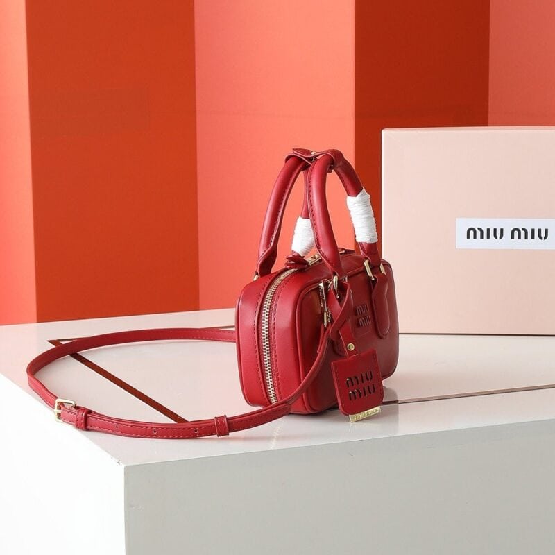 【AT4072】❤️MIU MIU レッドクラシックロゴ ミニハンドバッグ | イタリアンエレガンス 精巧なお出かけ🎀