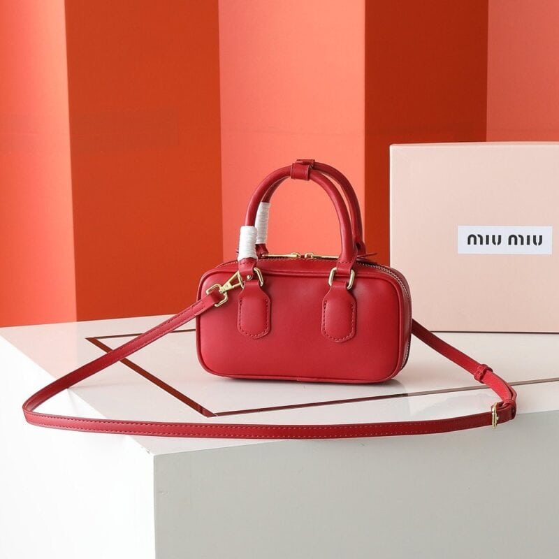 【AT4072】❤️MIU MIU レッドクラシックロゴ ミニハンドバッグ | イタリアンエレガンス 精巧なお出かけ🎀