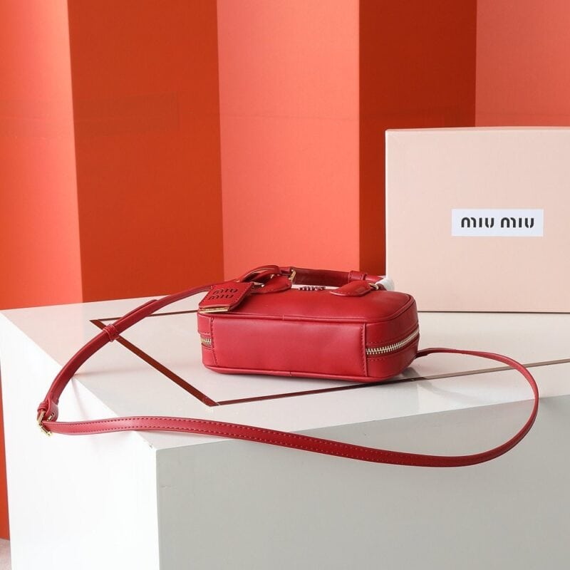 【AT4072】❤️MIU MIU レッドクラシックロゴ ミニハンドバッグ | イタリアンエレガンス 精巧なお出かけ🎀