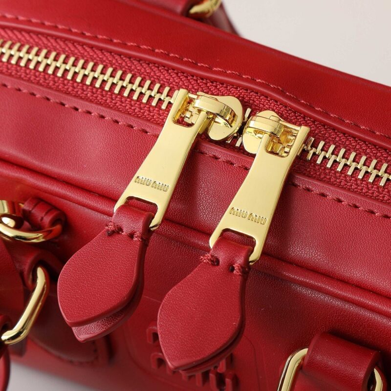 【AT4072】❤️MIU MIU レッドクラシックロゴ ミニハンドバッグ | イタリアンエレガンス 精巧なお出かけ🎀