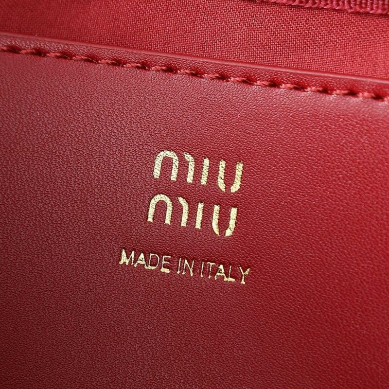 【AT4072】❤️MIU MIU レッドクラシックロゴ ミニハンドバッグ | イタリアンエレガンス 精巧なお出かけ🎀