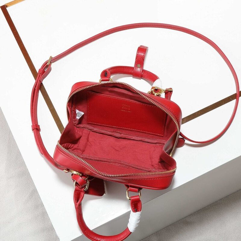 【AT4072】❤️MIU MIU レッドクラシックロゴ ミニハンドバッグ | イタリアンエレガンス 精巧なお出かけ🎀