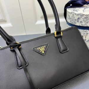 【AT4123】最高級Pradaブラックレザーハンドバッグ-都会的な女性のためのエレガントなファッションアイテム | Prada