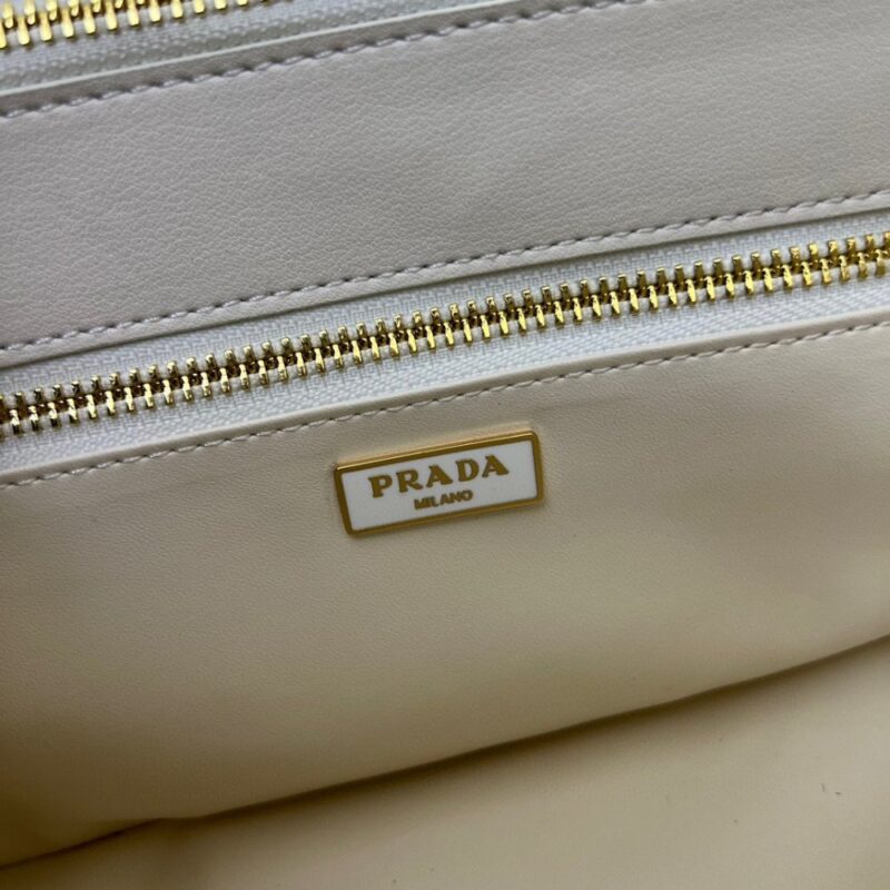 【AT4124】プラダの上質な白いカーフスキントートバッグ | Prada Italy