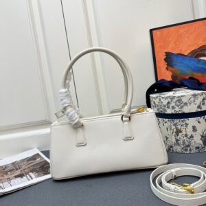 【AT4124】プラダの上質な白いカーフスキントートバッグ | Prada Italy