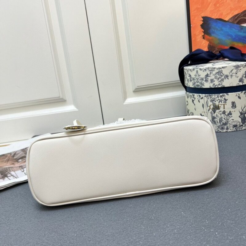 【AT4124】プラダの上質な白いカーフスキントートバッグ | Prada Italy