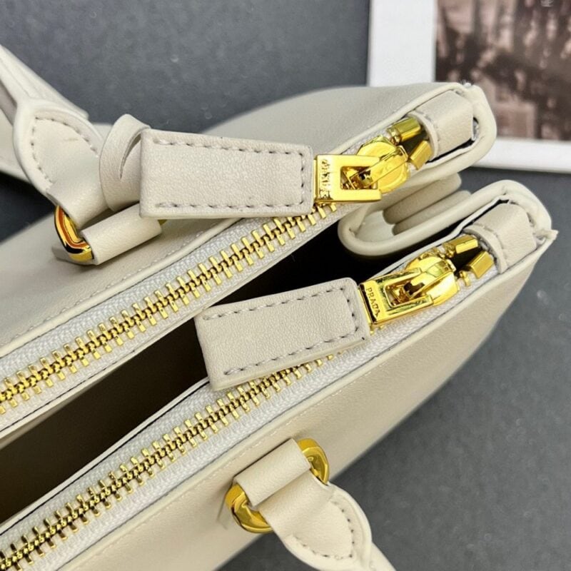 【AT4124】プラダの上質な白いカーフスキントートバッグ | Prada Italy