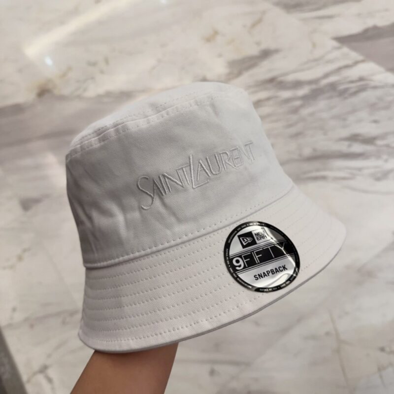 【AT4152】🧢✨ サンローラン × ニューエラ 白色刺繍バケットハット YSL
