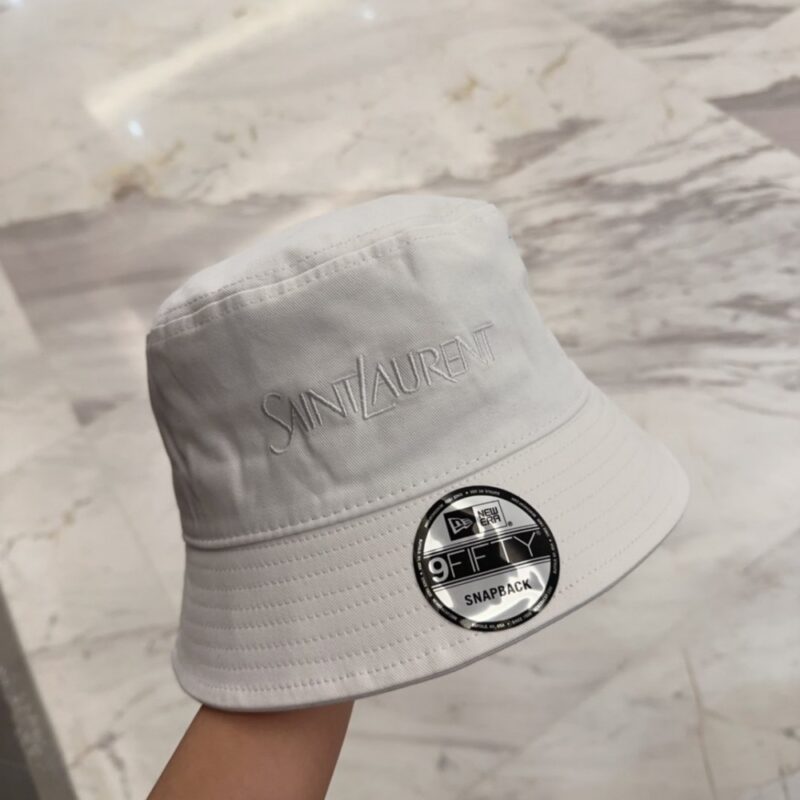 【AT4152】🧢✨ サンローラン × ニューエラ 白色刺繍バケットハット YSL