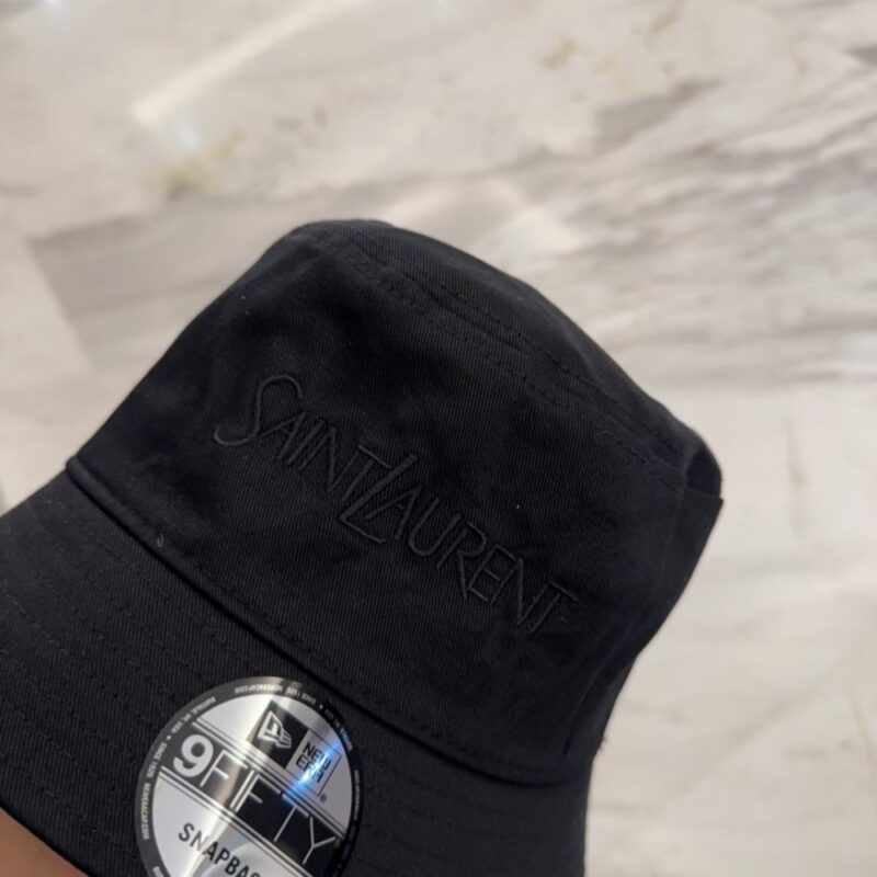 【AT4154】🖤 YSL × New Era コラボ黒色バケットハット Saint Laurent × New Era 9FIFTY スナップバックバケットハット YSL