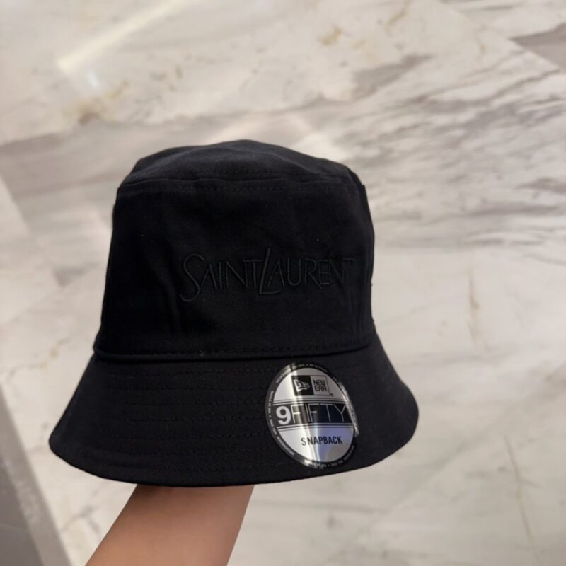 【AT4154】🖤 YSL × New Era コラボ黒色バケットハット Saint Laurent × New Era 9FIFTY スナップバックバケットハット YSL