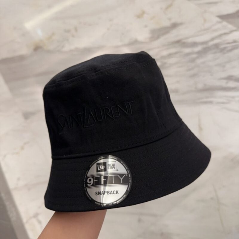 【AT4154】🖤 YSL × New Era コラボ黒色バケットハット Saint Laurent × New Era 9FIFTY スナップバックバケットハット YSL