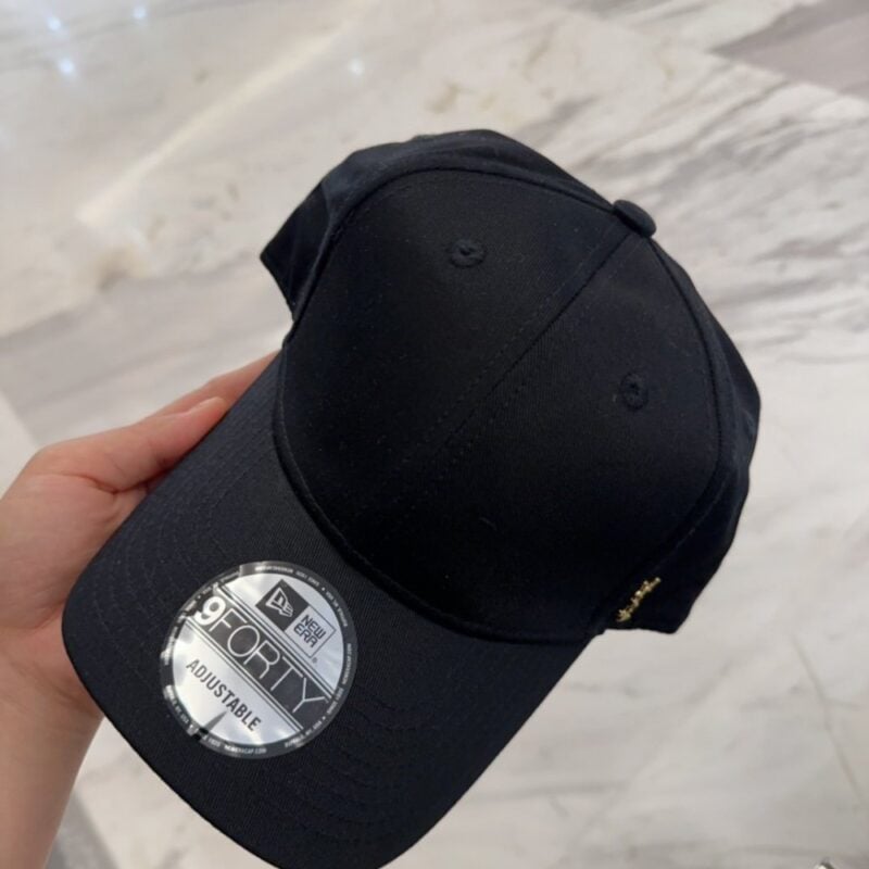 【AT4156】🖤 サンローラン × ニューエラ コラボ 9FORTY ブラックベースボールキャップ YSL