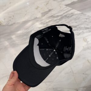 【AT4156】🖤 サンローラン × ニューエラ コラボ 9FORTY ブラックベースボールキャップ YSL