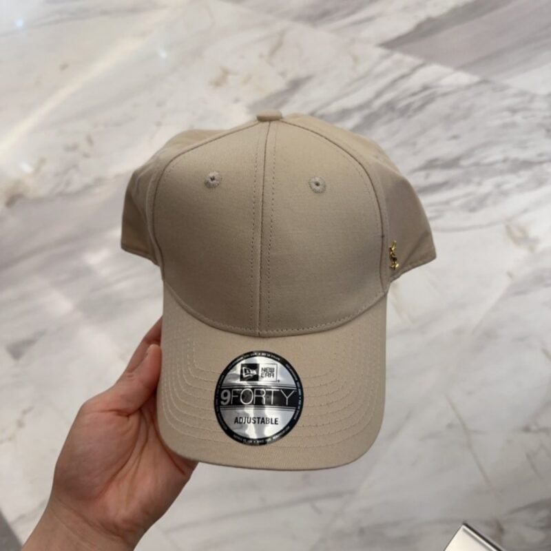 【AT4157】🧢 サンローラン × ニューエラ 9FORTY コラボレーション ベースボールキャップ（カーキ色） YSL