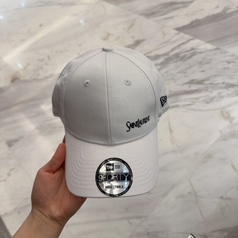 【AT4158】🧢✨ SAINT LAURENT × New Era コラボレーション ホワイト9FORTY刺繍ベースボールキャップ YSL