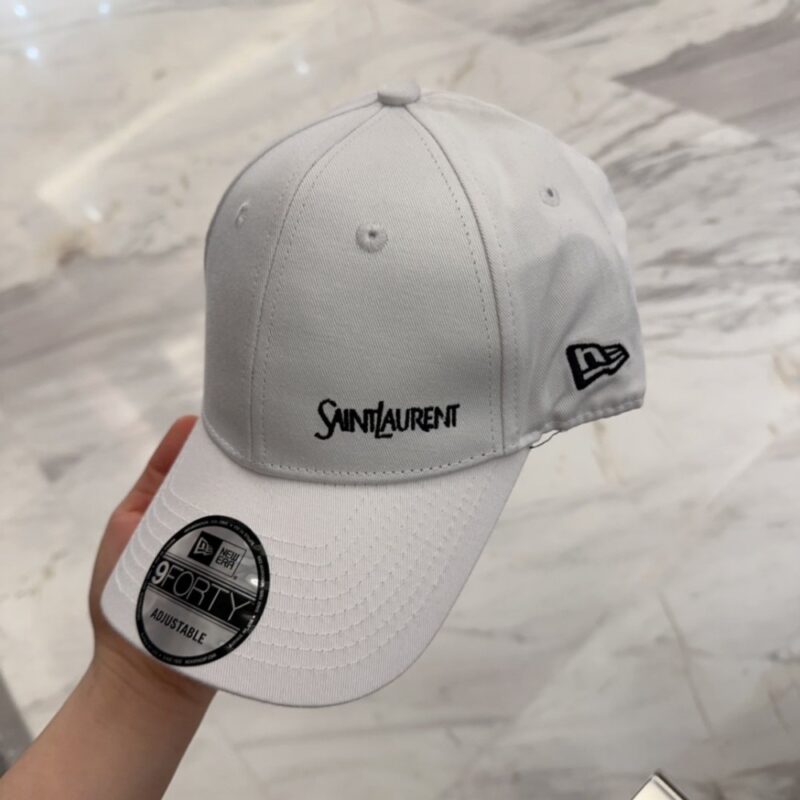 【AT4158】🧢✨ SAINT LAURENT × New Era コラボレーション ホワイト9FORTY刺繍ベースボールキャップ YSL