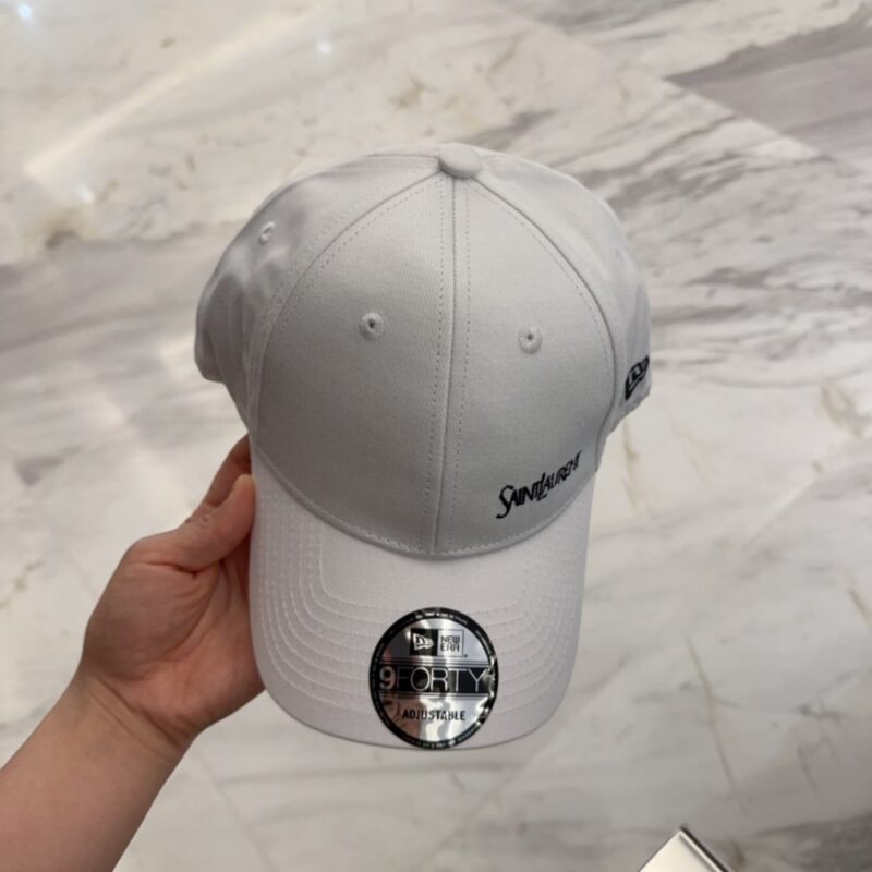 【AT4158】🧢✨ SAINT LAURENT × New Era コラボレーション ホワイト9FORTY刺繍ベースボールキャップ YSL