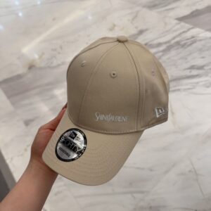 【AT4159】🌟サンローラン x ニューエラ コラボレーション キャップ 9FORTY 調節可能なタイプ – ベージュ🌟 YSL