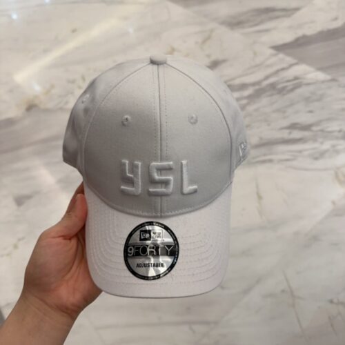 【AT4161】🧢✨ YSL コラボレーション  純白の立体刺繍入りキャップ | サンローラン × ニューエラ 9FORTYシリーズ