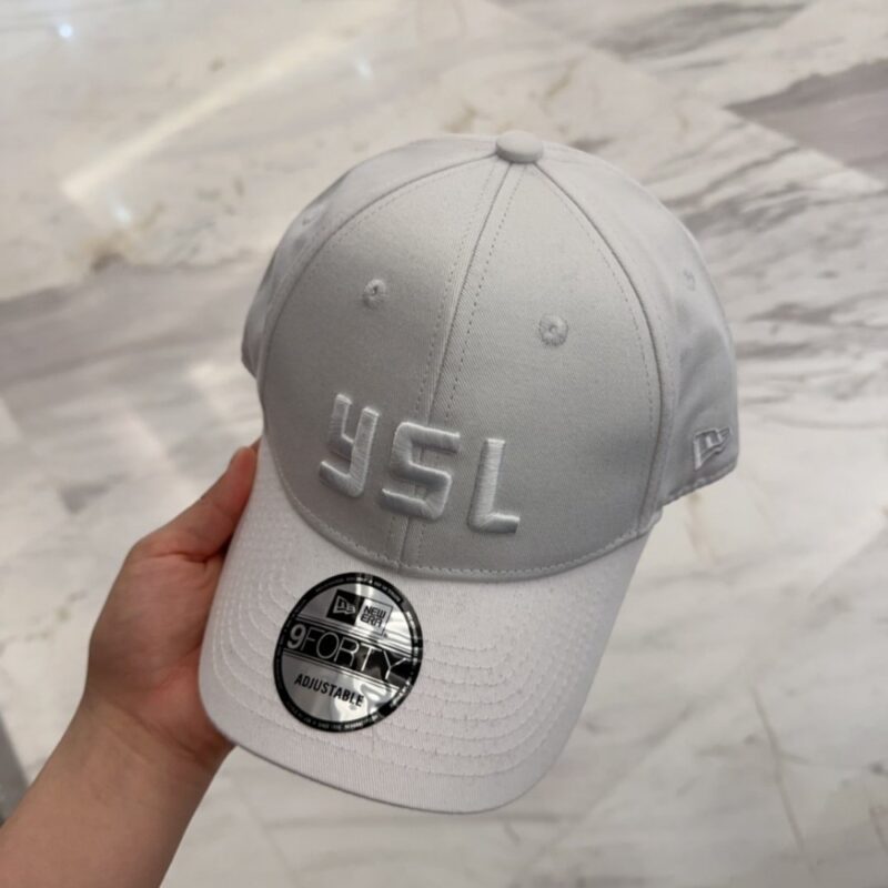 【AT4161】🧢✨ YSL コラボレーション  純白の立体刺繍入りキャップ | サンローラン × ニューエラ 9FORTYシリーズ
