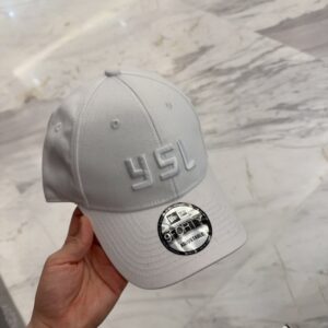【AT4161】🧢✨ YSL コラボレーション  純白の立体刺繍入りキャップ | サンローラン × ニューエラ 9FORTYシリーズ