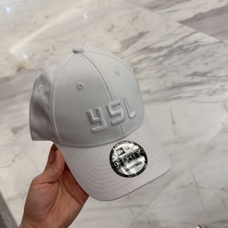【AT4161】🧢✨ YSL コラボレーション  純白の立体刺繍入りキャップ | サンローラン × ニューエラ 9FORTYシリーズ