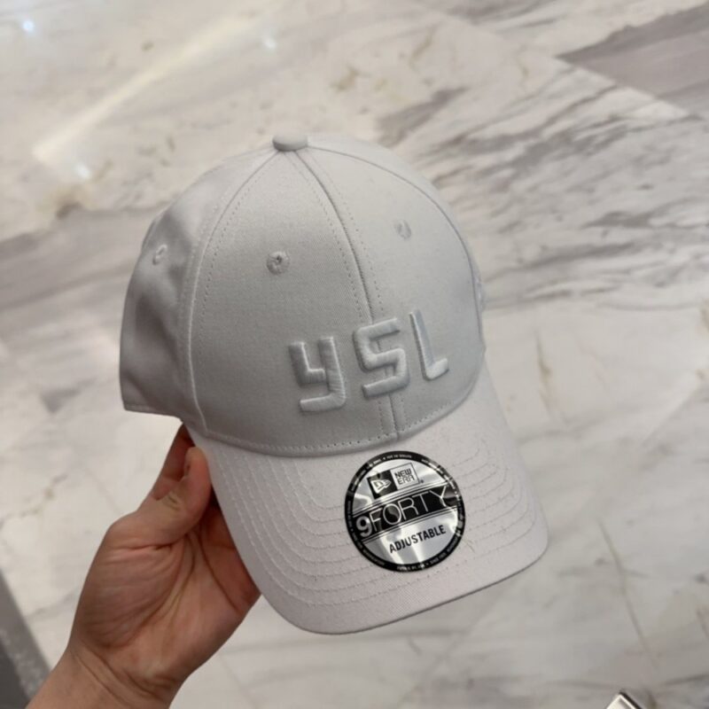 【AT4161】🧢✨ YSL コラボレーション  純白の立体刺繍入りキャップ | サンローラン × ニューエラ 9FORTYシリーズ