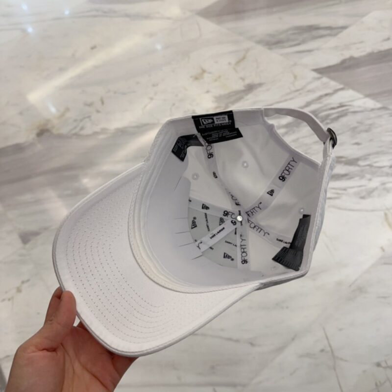 【AT4161】🧢✨ YSL コラボレーション  純白の立体刺繍入りキャップ | サンローラン × ニューエラ 9FORTYシリーズ