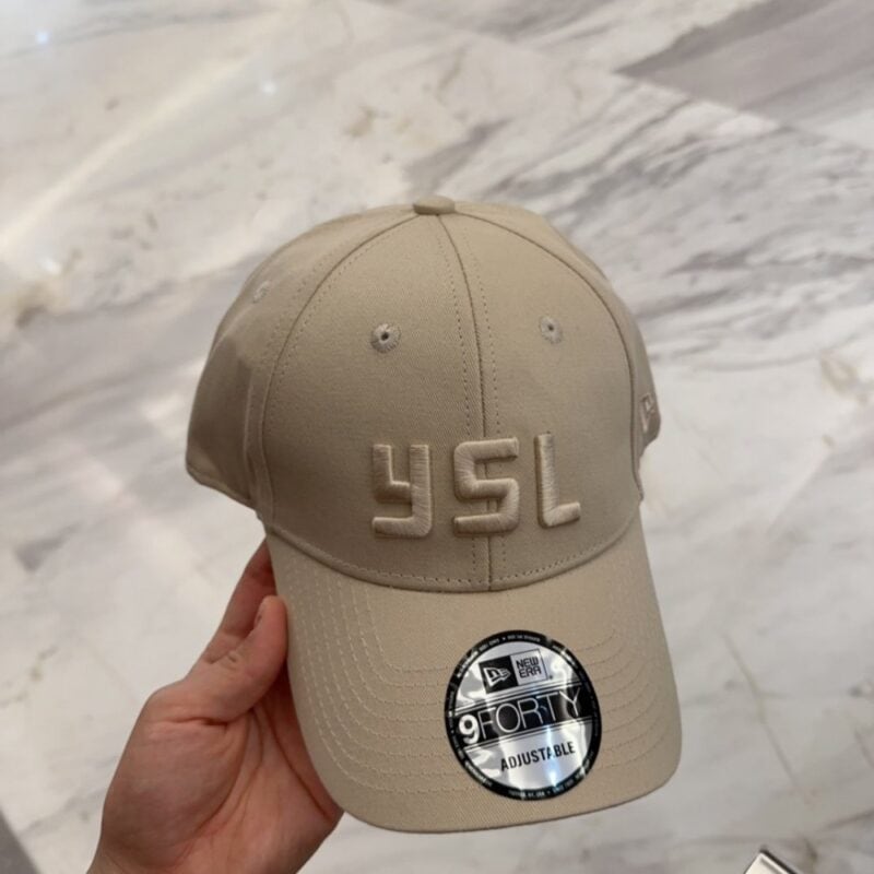 【AT4162】🧢 YSL 刺繍立体ロゴキャップ | ベージュ New Era × SAINT LAURENT コラボモデル