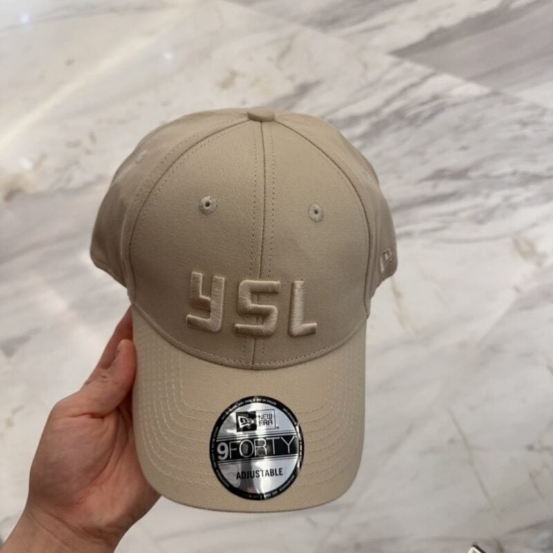 【AT4162】🧢 YSL 刺繍立体ロゴキャップ | ベージュ New Era × SAINT LAURENT コラボモデル