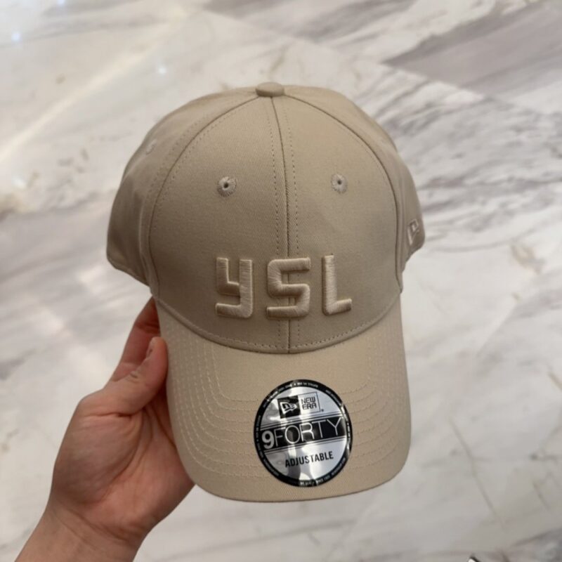 【AT4162】🧢 YSL 刺繍立体ロゴキャップ | ベージュ New Era × SAINT LAURENT コラボモデル