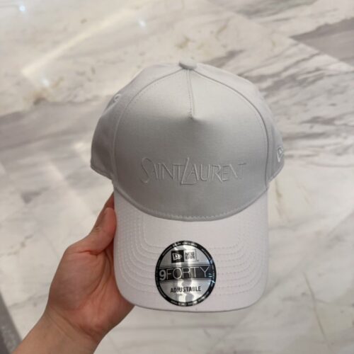 【AT4163】✨ SAINT LAURENT × New Era コラボレーションの白い刺繍入りキャップ 🧢 高級感漂う、トレンドの象徴。夏のコーディネートに最適！YSL