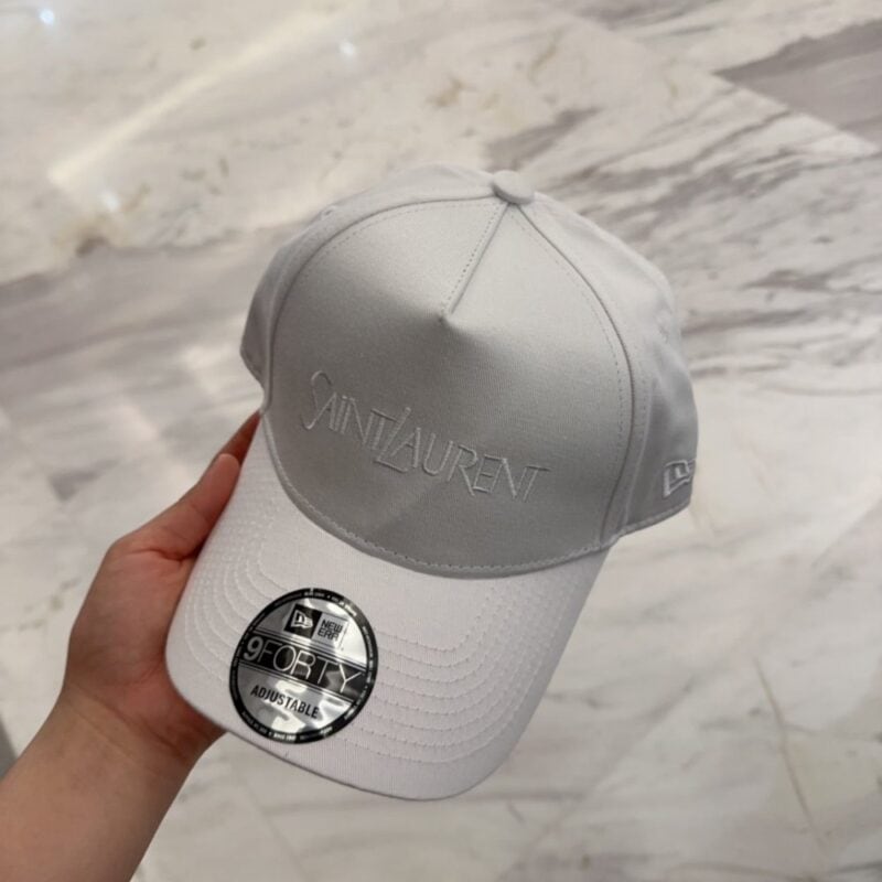 【AT4163】✨ SAINT LAURENT × New Era コラボレーションの白い刺繍入りキャップ 🧢 高級感漂う、トレンドの象徴。夏のコーディネートに最適！YSL