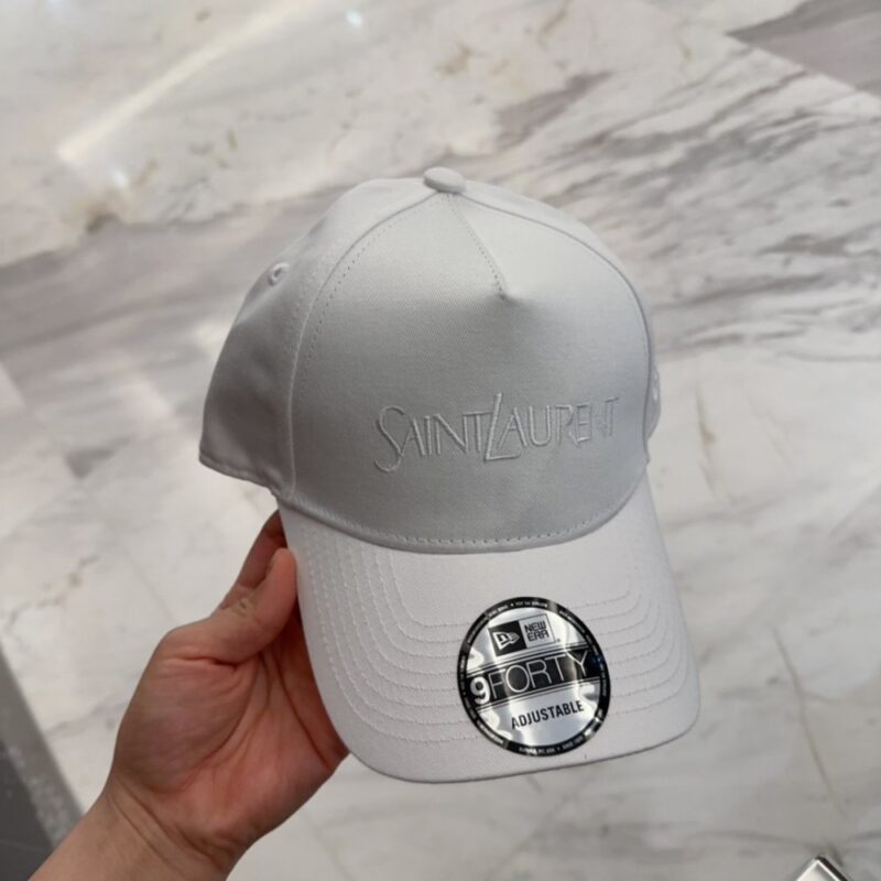 【AT4163】✨ SAINT LAURENT × New Era コラボレーションの白い刺繍入りキャップ 🧢 高級感漂う、トレンドの象徴。夏のコーディネートに最適！YSL