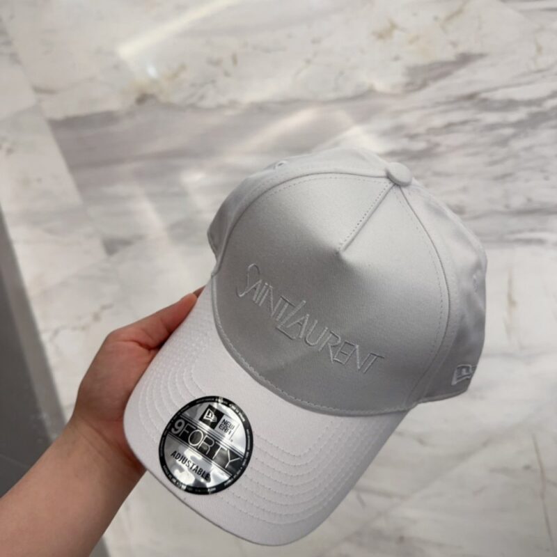 【AT4163】✨ SAINT LAURENT × New Era コラボレーションの白い刺繍入りキャップ 🧢 高級感漂う、トレンドの象徴。夏のコーディネートに最適！YSL