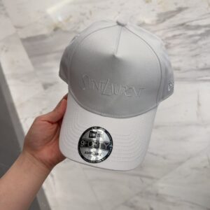 【AT4163】✨ SAINT LAURENT × New Era コラボレーションの白い刺繍入りキャップ 🧢 高級感漂う、トレンドの象徴。夏のコーディネートに最適！YSL