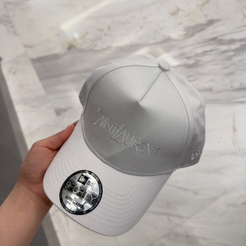 【AT4163】✨ SAINT LAURENT × New Era コラボレーションの白い刺繍入りキャップ 🧢 高級感漂う、トレンドの象徴。夏のコーディネートに最適！YSL
