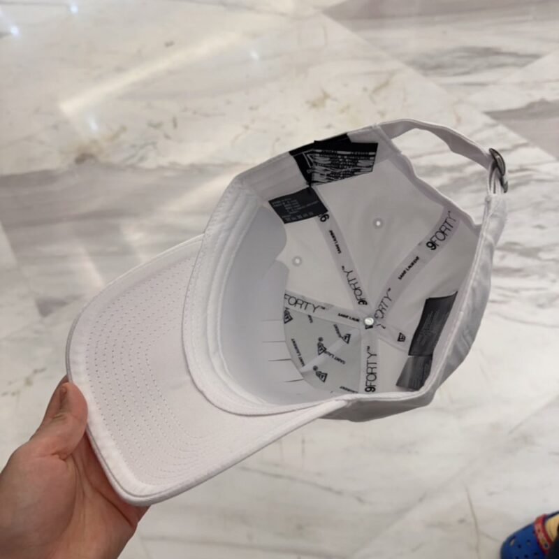 【AT4163】✨ SAINT LAURENT × New Era コラボレーションの白い刺繍入りキャップ 🧢 高級感漂う、トレンドの象徴。夏のコーディネートに最適！YSL