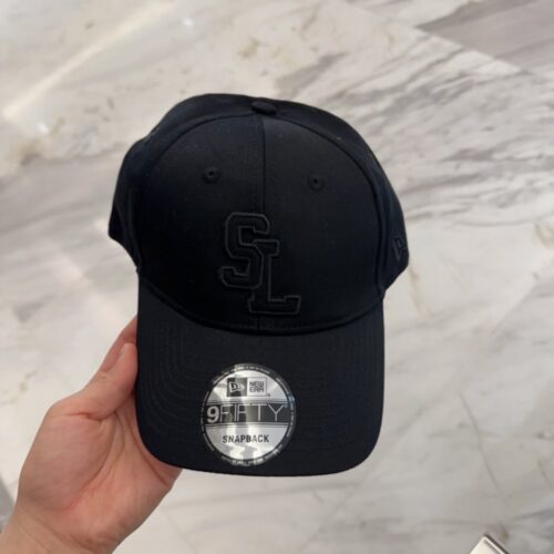 【AT4165】😊🖤 SAINT LAURENT x NEW ERA コラボレーション SL刺繍入りベースボールキャップ - ブラック 🖤🎩 YSL