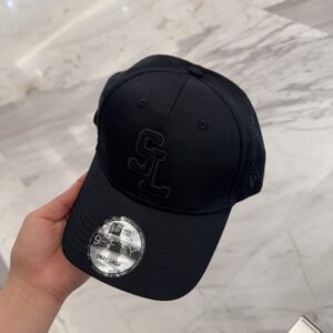 【AT4165】😊🖤 SAINT LAURENT x NEW ERA コラボレーション SL刺繍入りベースボールキャップ - ブラック 🖤🎩 YSL