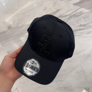 【AT4165】😊🖤 SAINT LAURENT x NEW ERA コラボレーション SL刺繍入りベースボールキャップ - ブラック 🖤🎩 YSL