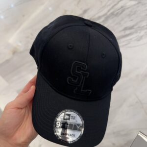 【AT4165】😊🖤 SAINT LAURENT x NEW ERA コラボレーション SL刺繍入りベースボールキャップ - ブラック 🖤🎩 YSL