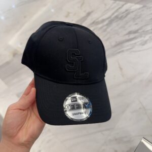 【AT4165】😊🖤 SAINT LAURENT x NEW ERA コラボレーション SL刺繍入りベースボールキャップ - ブラック 🖤🎩 YSL