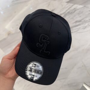 【AT4165】😊🖤 SAINT LAURENT x NEW ERA コラボレーション SL刺繍入りベースボールキャップ - ブラック 🖤🎩 YSL